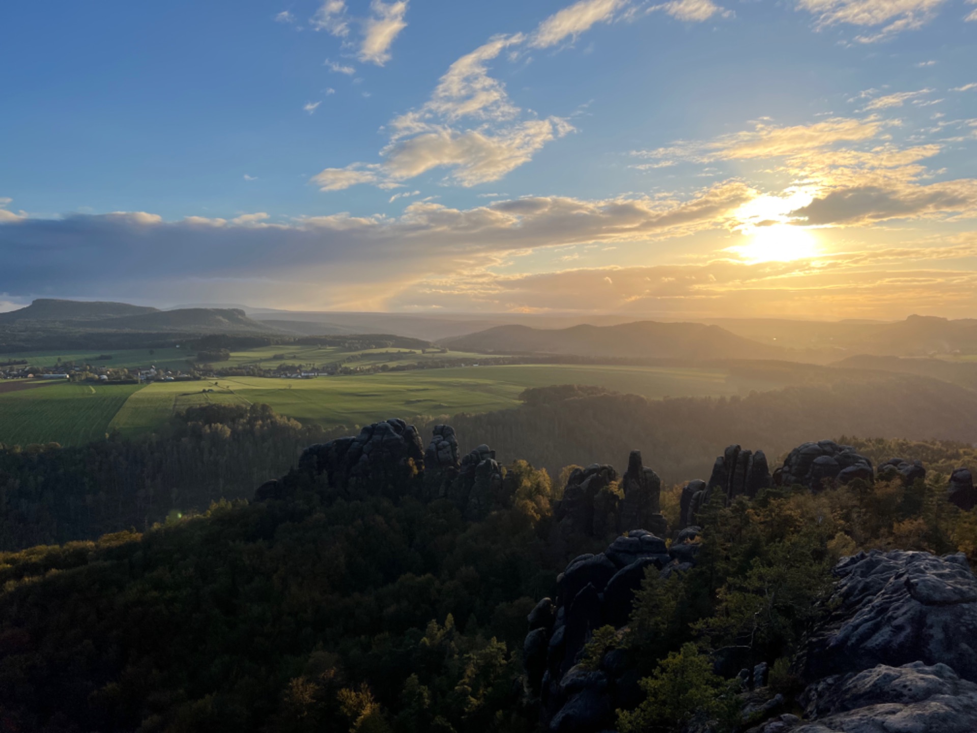 Blick über die Sächsische Schweiz bei Sonnenuntergang